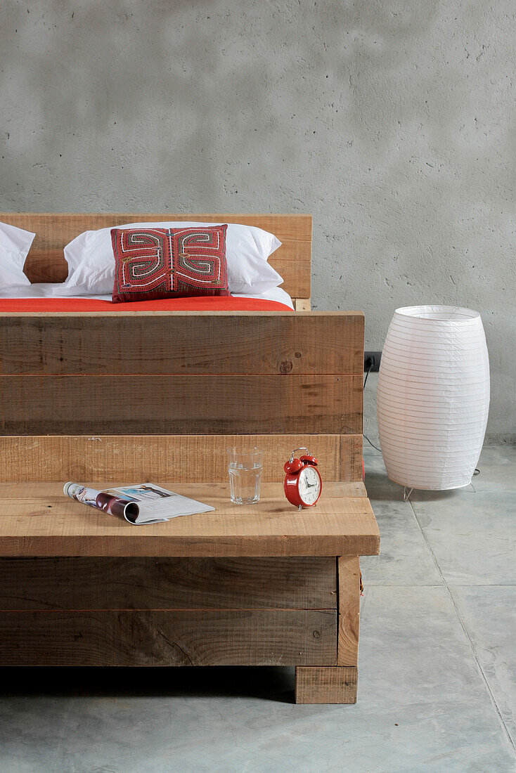 Bett aus Bauplatten, Kopie des Bettes von Nicolas Garcia Uriburu, ein Kissen aus Panama und ein Lampenschirm aus Vincon-Papier