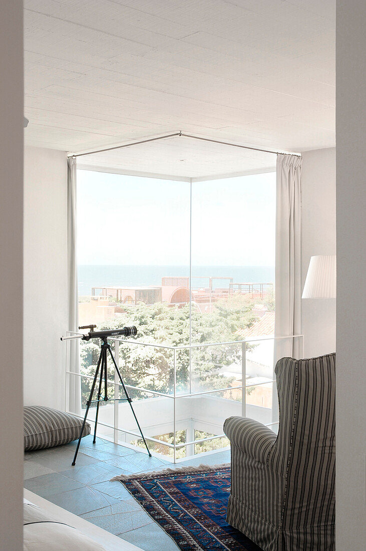 Teleskop im Wohnzimmer mit Atrium und Blick auf das Meer