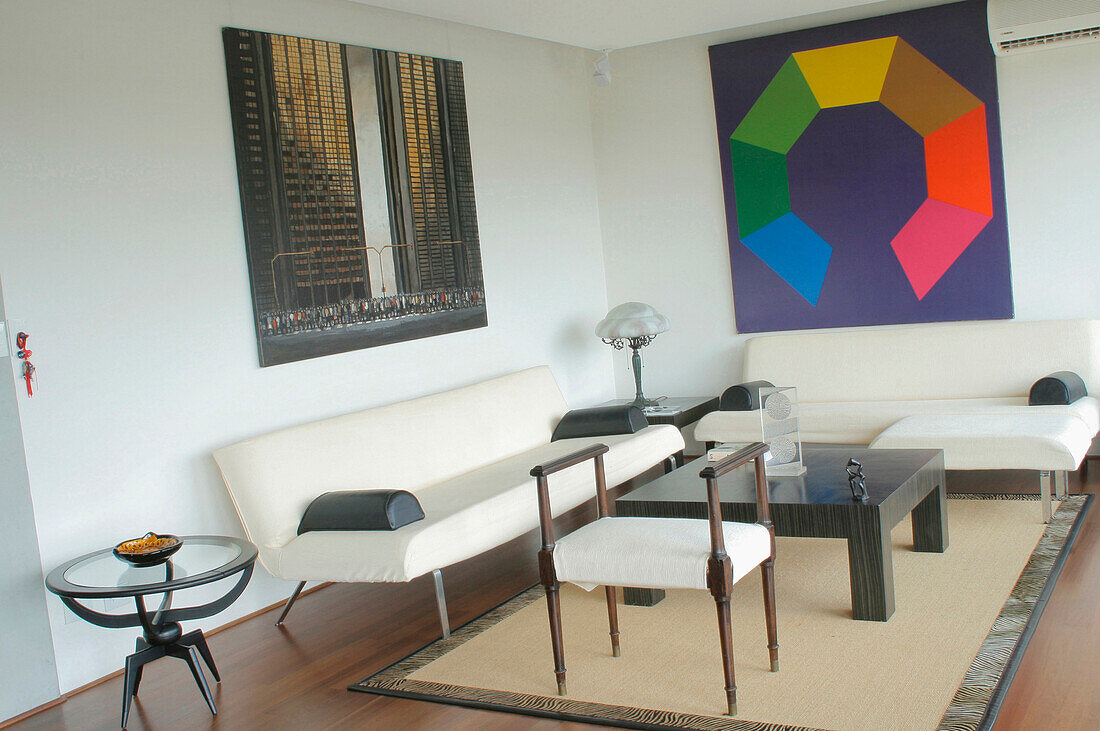 Offenes Wohnzimmer mit Sitzecke und moderner Kunst