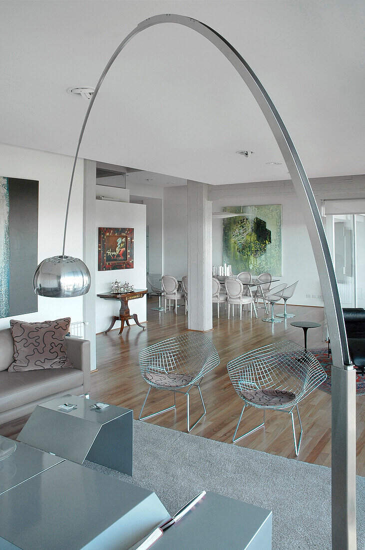 Offenes Wohnzimmer mit Designstücken des 20. Jahrhunderts