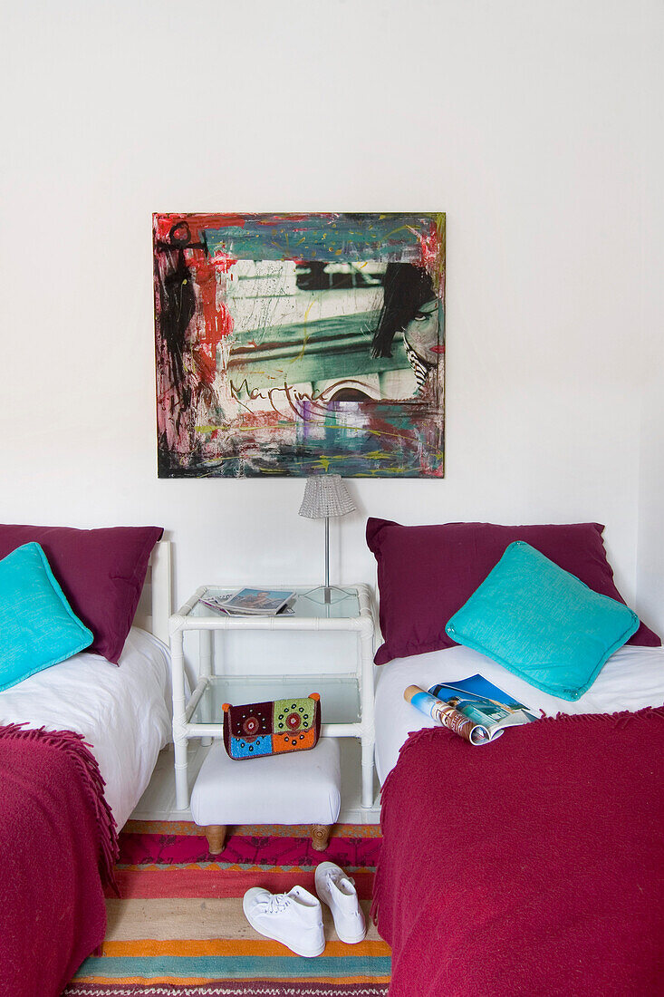 Lila und türkisfarbener Webteppich aus Salta und modernes Kunstwerk in zwei Betten