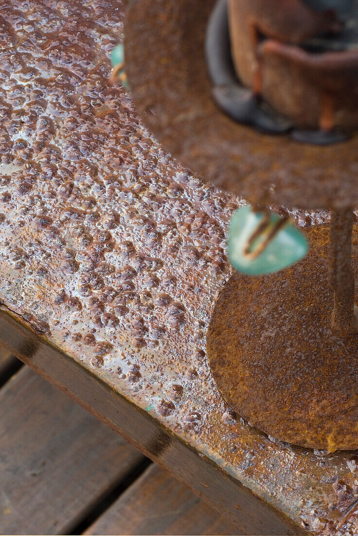 Tisch aus rostigem Eisen, entworfen von der Architektin Alejandra Galvalisi