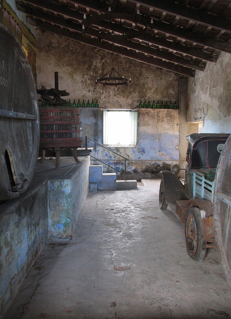 Oldtimer-LKW in heruntergekommener Garage, Carmelo, Uruguay