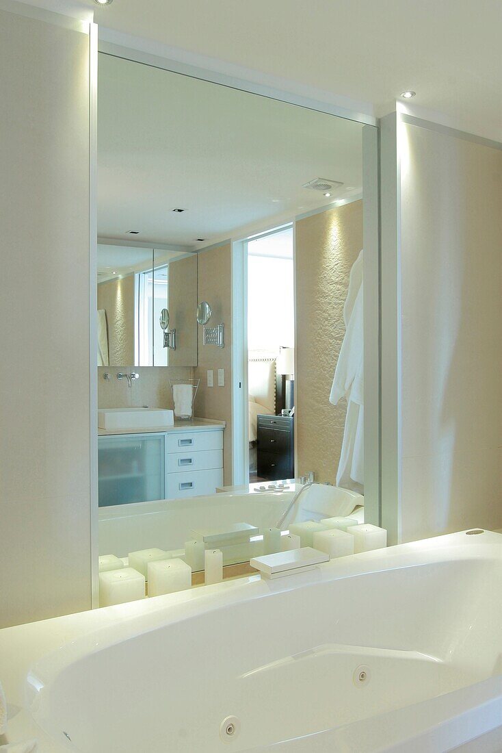 Spiegel über der Badewanne in einem hellen und modernen Badezimmer, Buenos Aires, Argentinien
