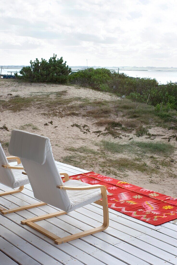 Uruguay, Manantiales, Stühle auf der Terrasse mit Blick auf den Strand