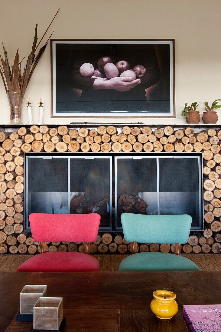 Modernes Wohnzimmer in Uruguay mit Kamin und Holzstapeln