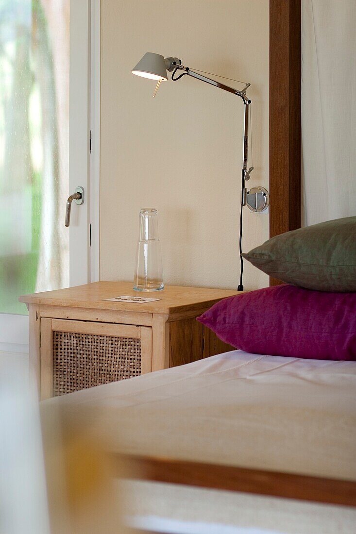 Uruguay, modernes Schlafzimmer mit Lampe