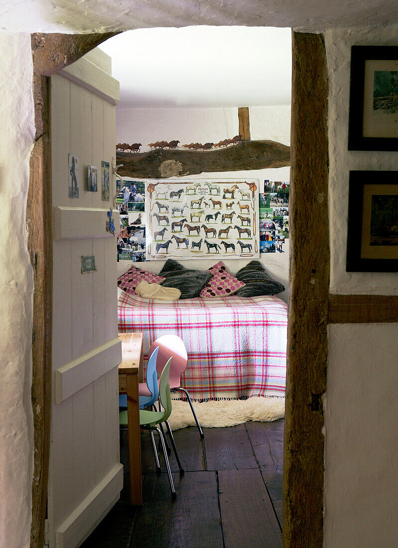 Blick durch den Türrahmen zum Kinderzimmer in einem Haus aus dem 17. Jahrhundert in Oxfordshire