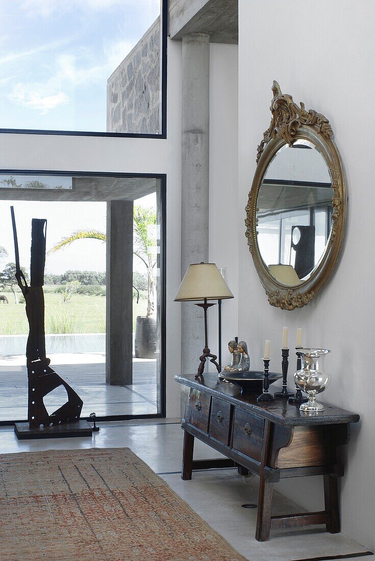 Antiker Schrank und Spiegel in einem modernen Luxusbauernhaus in Uruguay