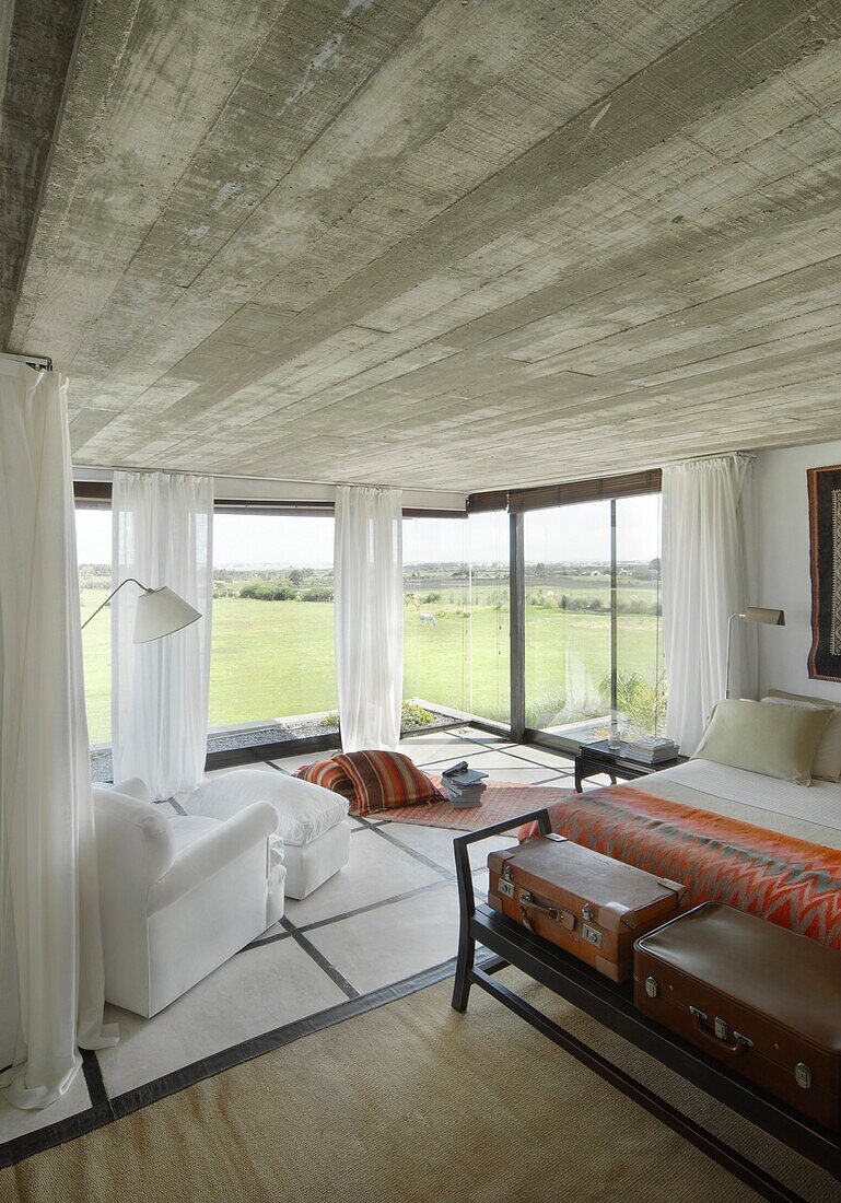 Schlafzimmer in einem modernen Bauernhaus in Uruguay