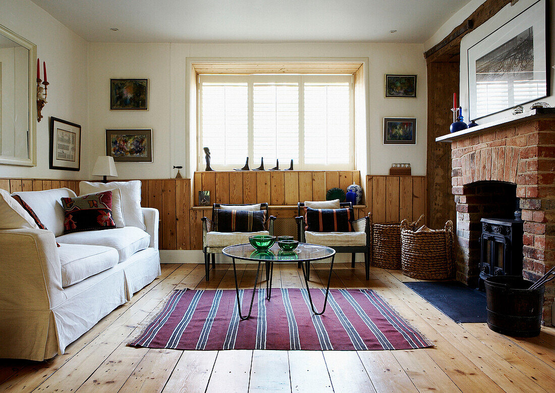 Freigelegter Ziegelsteinkamin in einem sonnigen englischen Wohnzimmer aus den 1820er Jahren