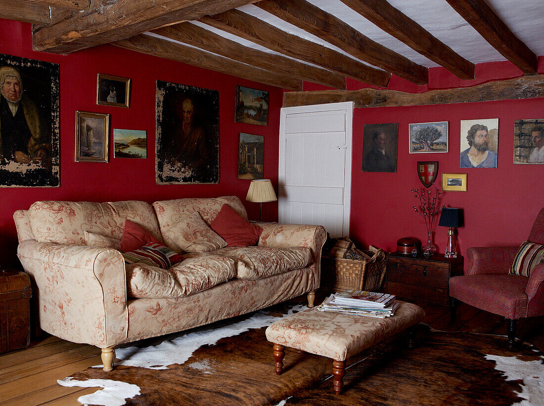 Balkendecke und dunkelrote Wände in einem Wohnzimmer in Oxfordshire aus dem 17. Jh.