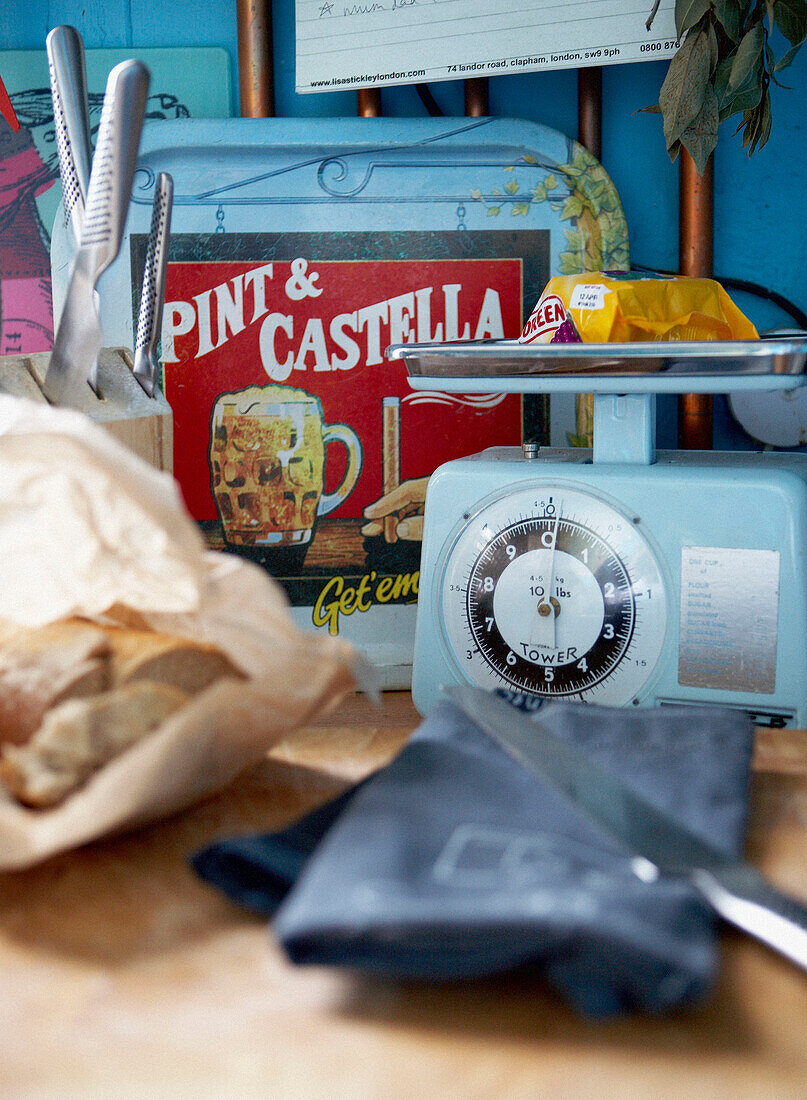 Küchengegenstände im Stil der 1950er Jahre und Brot in Papierverpackungen