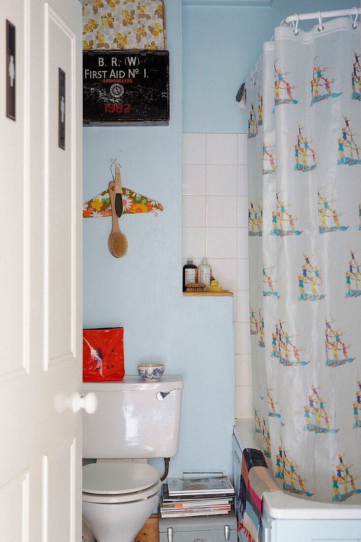 Hellblaue Wände und geschlossener Duschvorhang in einem Badezimmer im Stil der 1950er Jahre