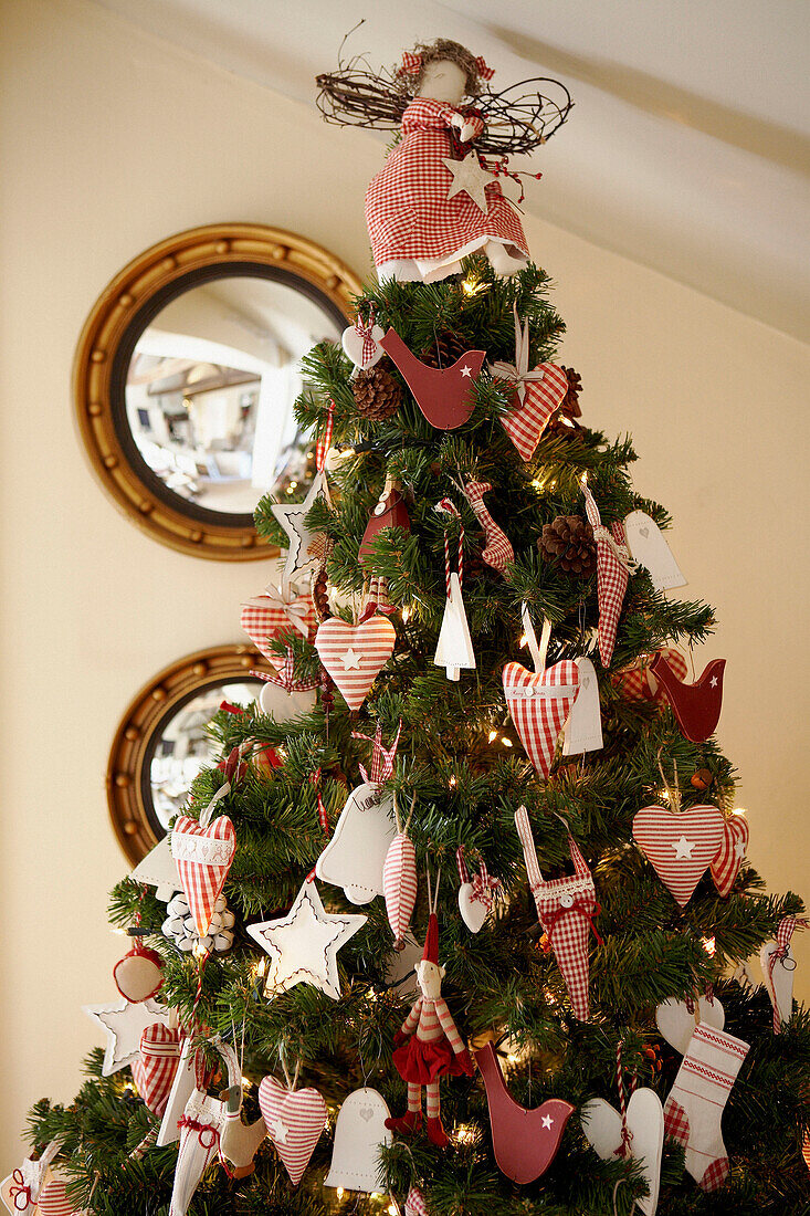 Handgefertigter Weihnachtsschmuck in Herz- und Sternform am Baum