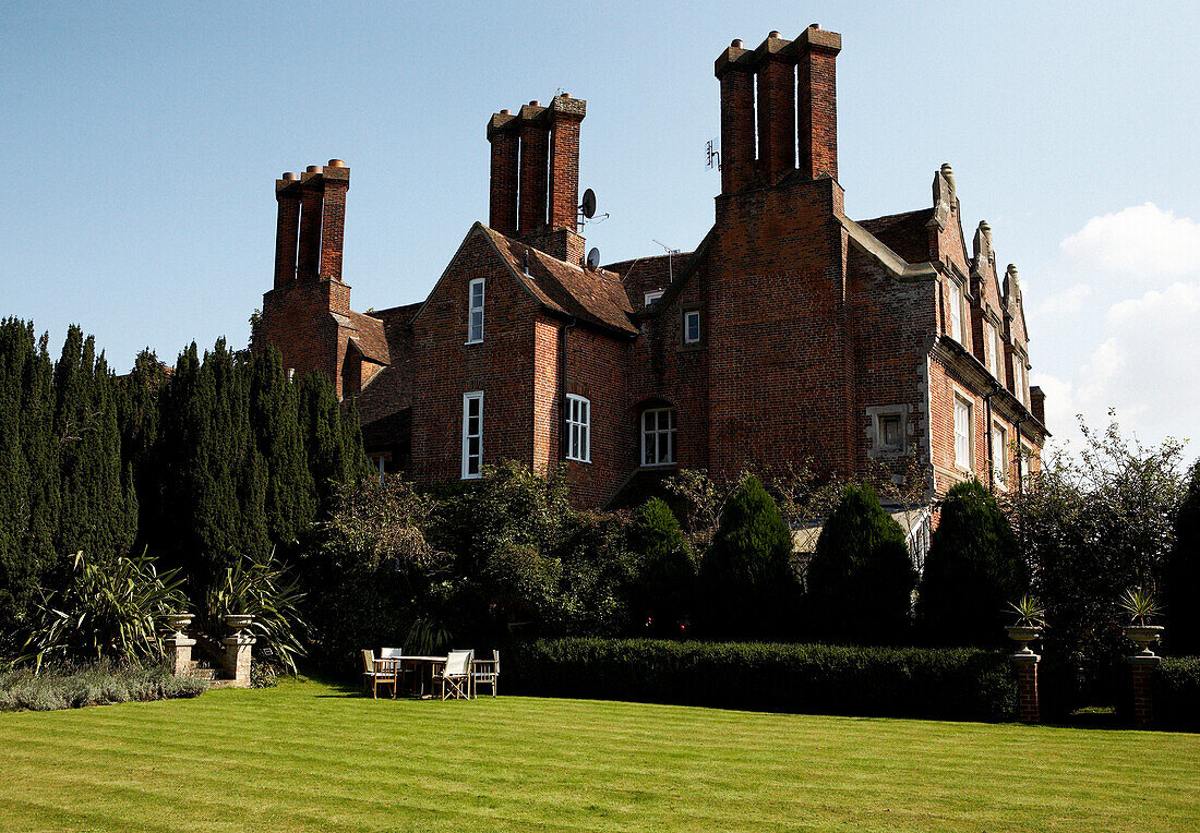 Grade I listed Elizabethan manor house in Kent 