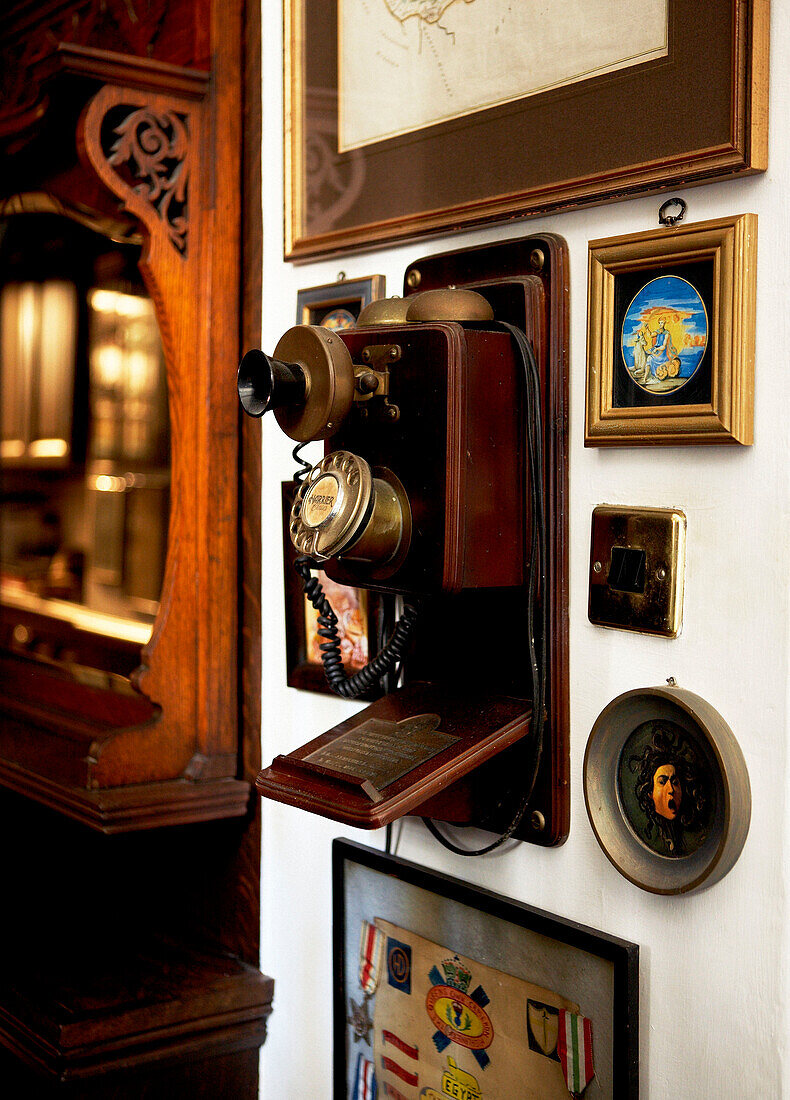 Reproduziertes GPO-Wandtelefon im Flur eines elisabethanischen Herrenhauses in Kent, das unter Denkmalschutz steht