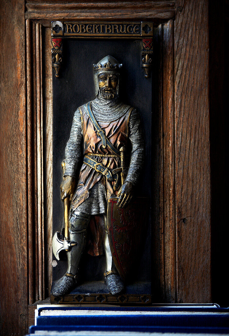 Geschnitzte Figur im Fenster eines unter Denkmalschutz stehenden elisabethanischen Herrenhauses in Kent