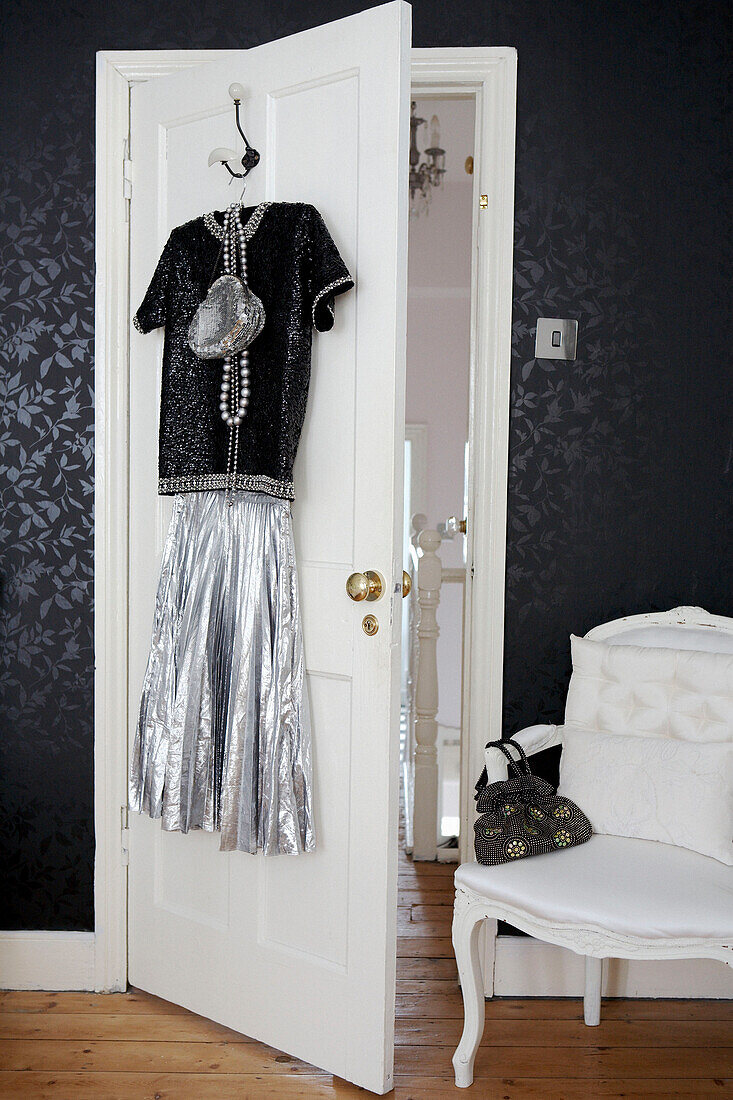 Silberne Vintage-Kleidung hängt an der Rückwand einer Schlafzimmertür