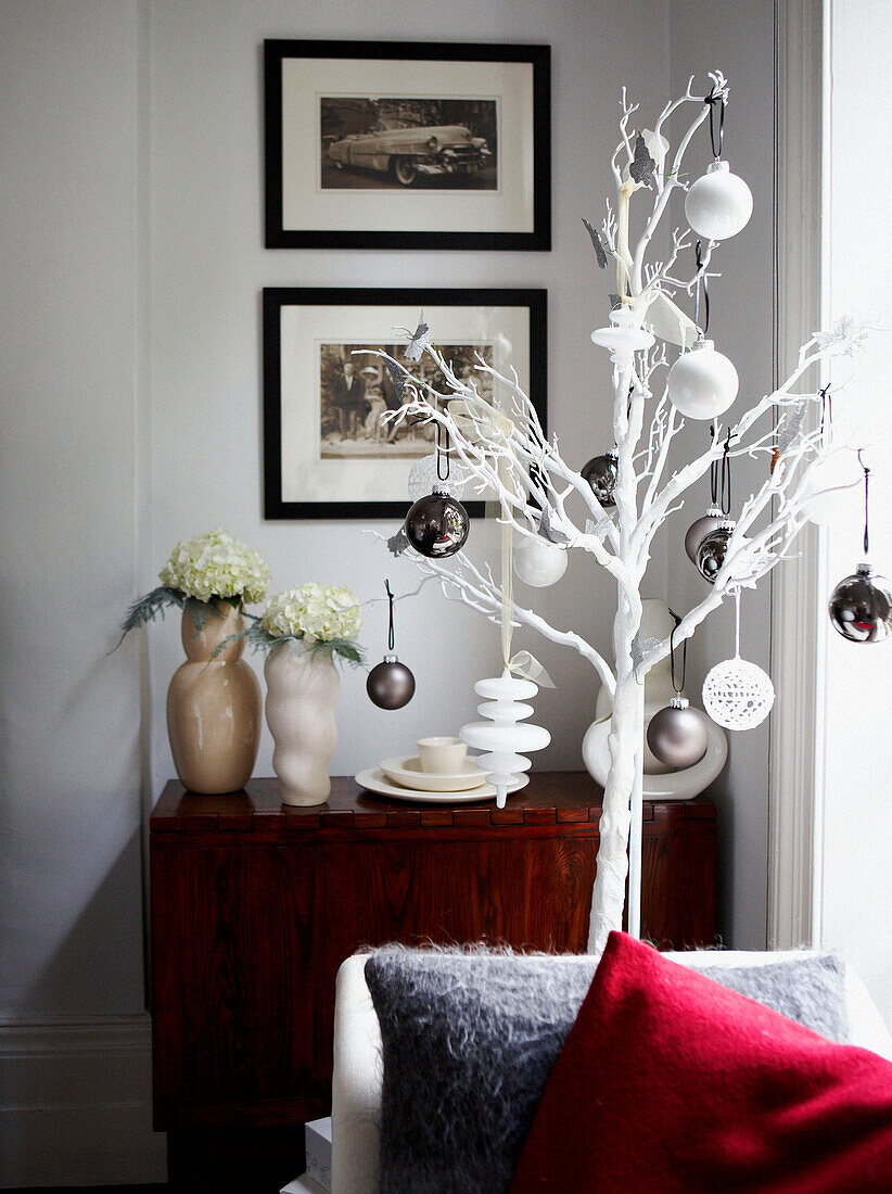 Moderner Weihnachtsbaum in einem unter Denkmalschutz stehenden georgianischen Stadthaus in London (Grade II)