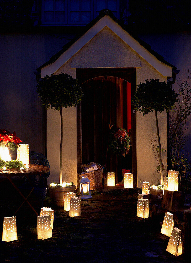 Beleuchtete Laternen an der Veranda eines walisischen Bauernhauses aus dem 16. Jh.