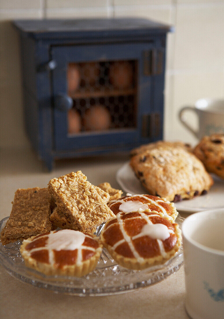 Flapjacks und Bakewell Tarts auf einem Teller in einer Landküche