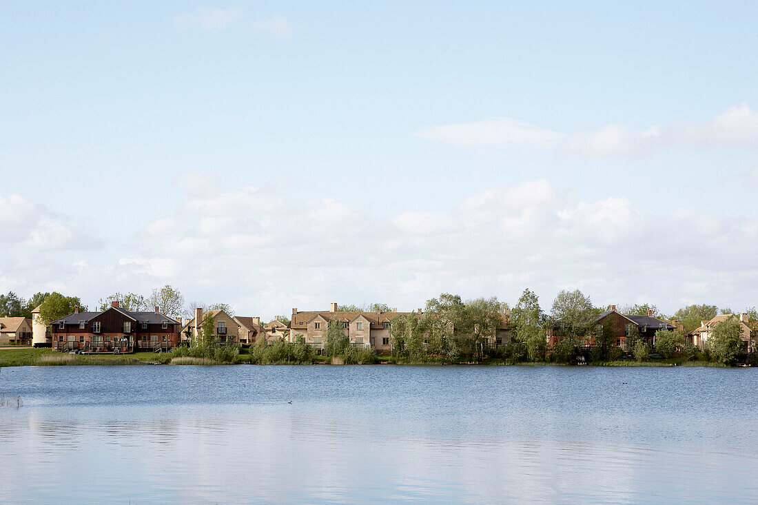 Nachhaltiges Wohnen in einem Naturschutzgebiet am See, Gloucestershire