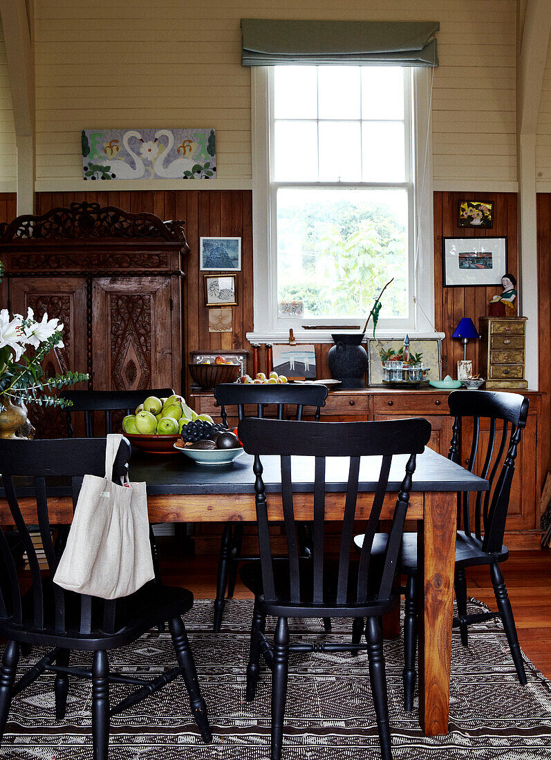 Schwarz lackierte Möbel in einer holzgetäfelten Küche in Masterton, Neuseeland