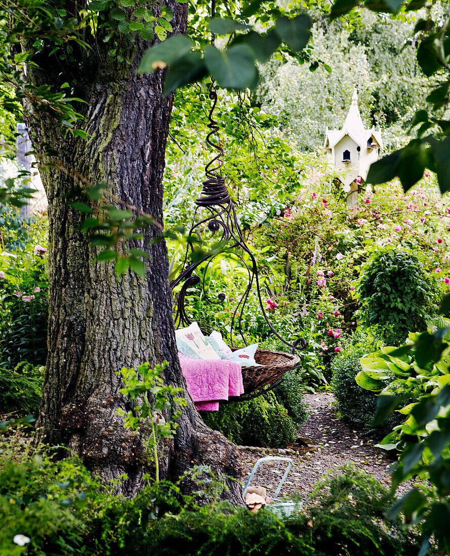 Baumschaukel im Hintergarten eines Hauses in Yorkshire