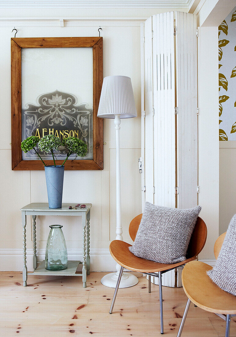 Holzbilderrahmen hängt im Wohnzimmer mit Paravent