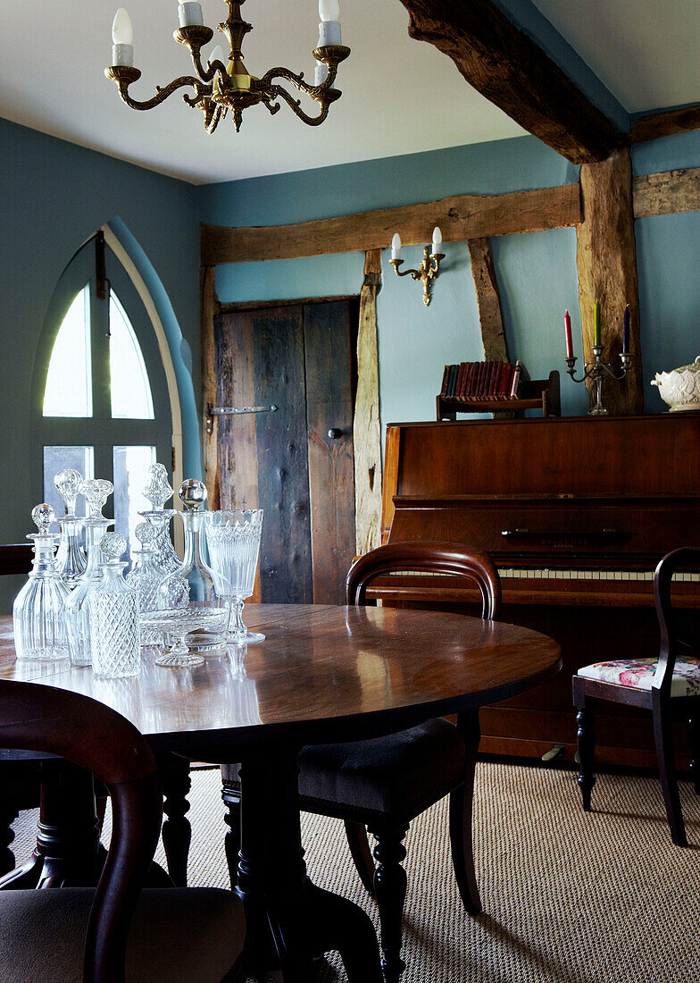 Esszimmer in Norfolk mit Glaskaraffen auf dem Holztisch