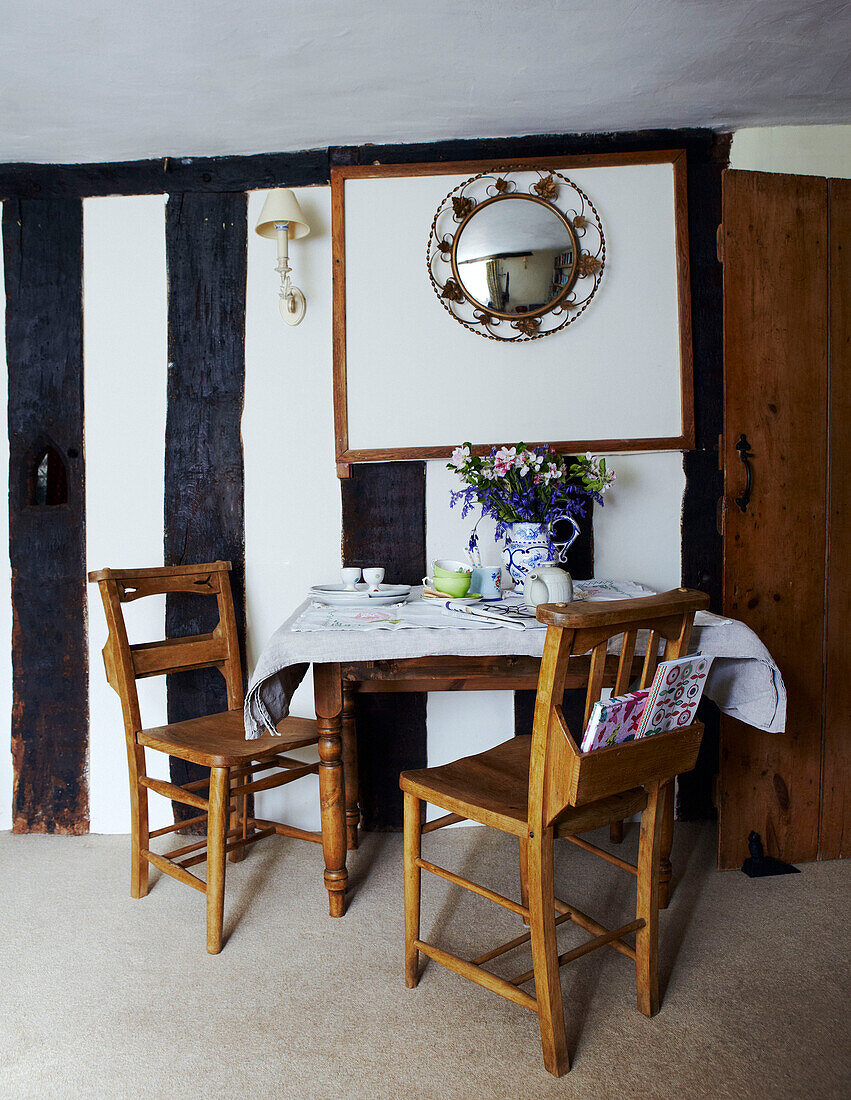 Tisch und Stühle in einem Cottage in Devon mit Fachwerk