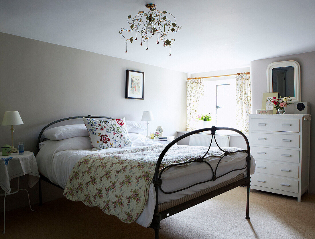 Sonnendurchflutetes Schlafzimmer in einem Cottage in Devon