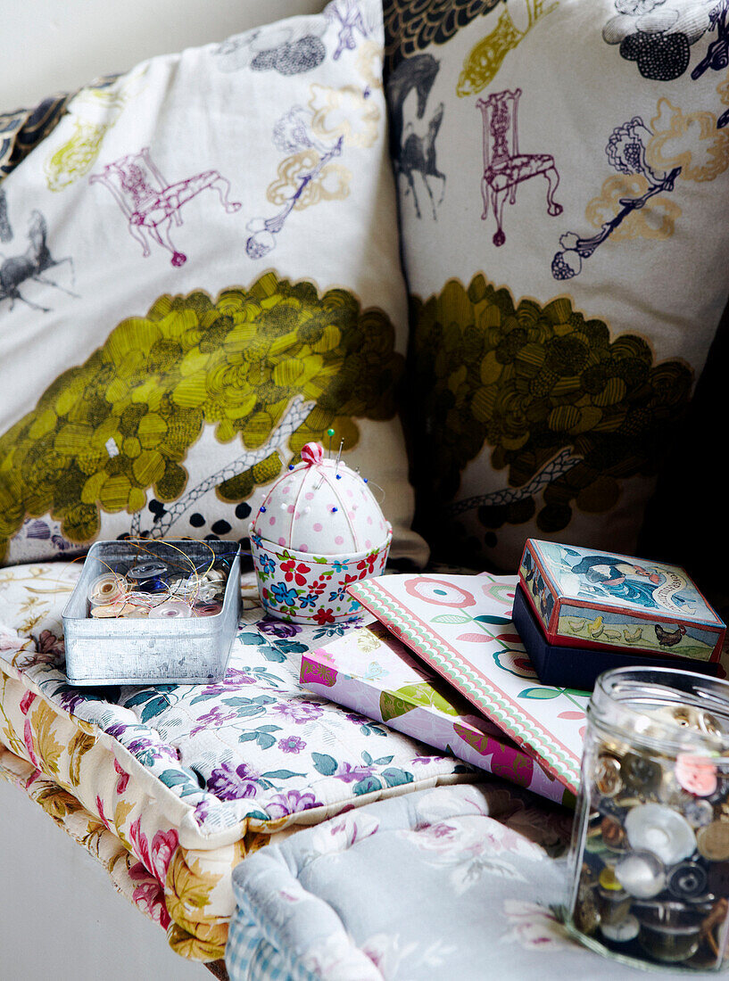 Handgefertigte Stoffkissen und kontrastierende Stoffe auf einem Sofa in Devon