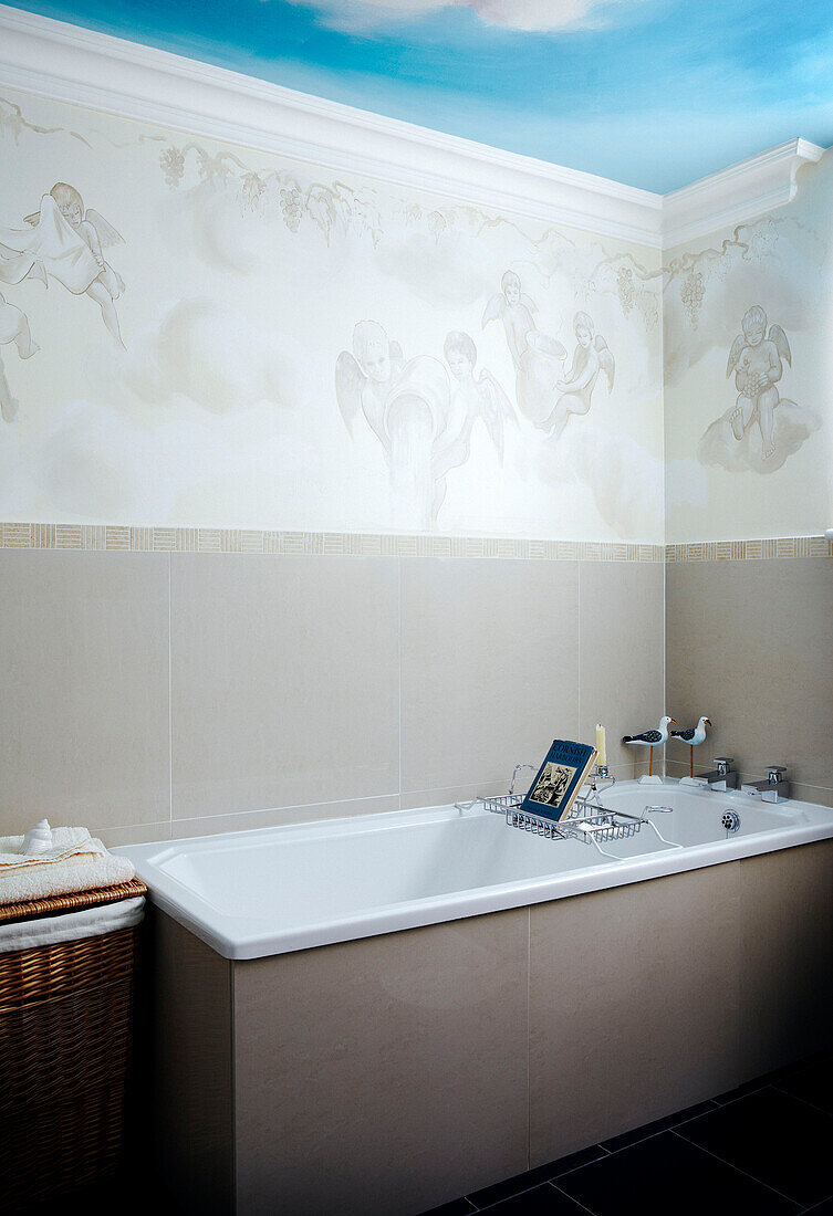 Putten-Tapete und Himmelsfresko über der Badewanne mit Drahtgestell
