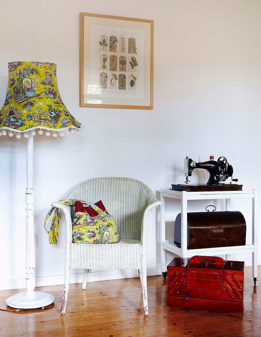 Nähausrüstung neben einem Stuhl mit abgestimmtem Lampenschirm und Kissen