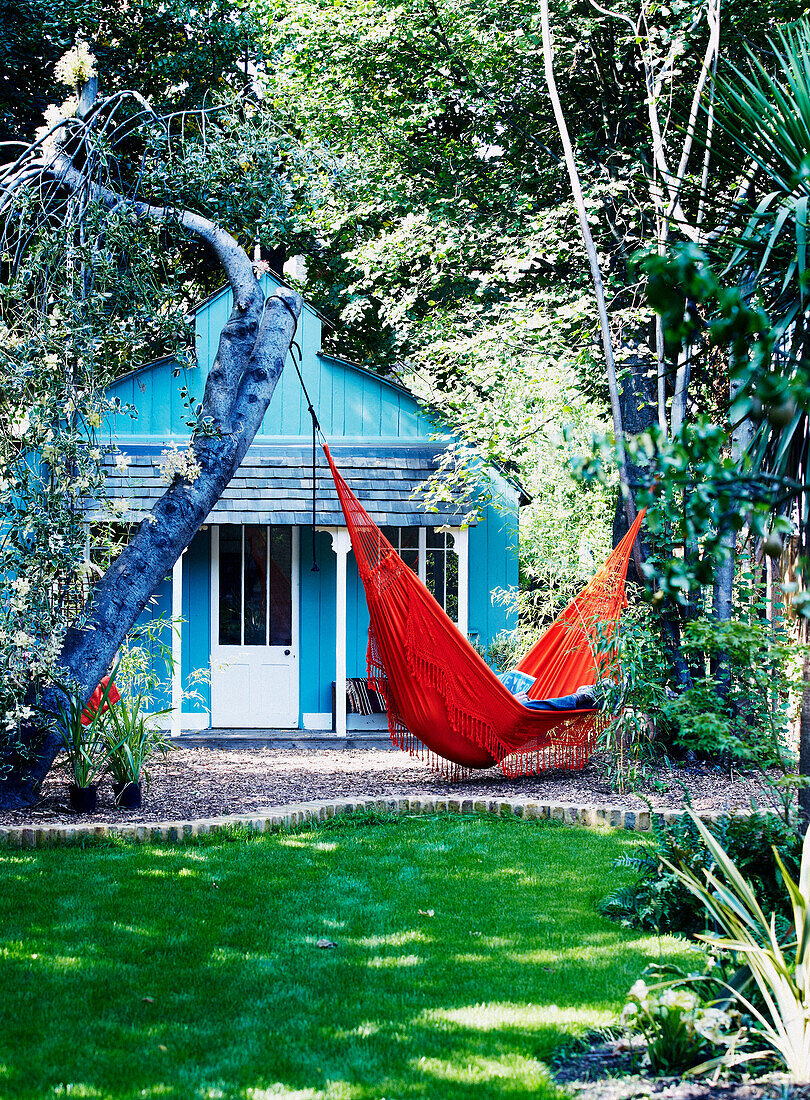 Hängematte und Gartenhaus in einem Londoner Garten
