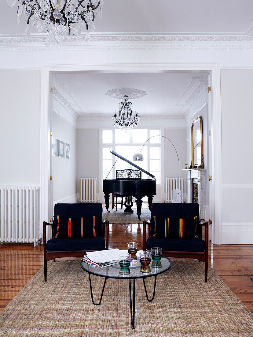 Flügel und passende Stühle in der Doppelrezeption eines Londoner Hauses