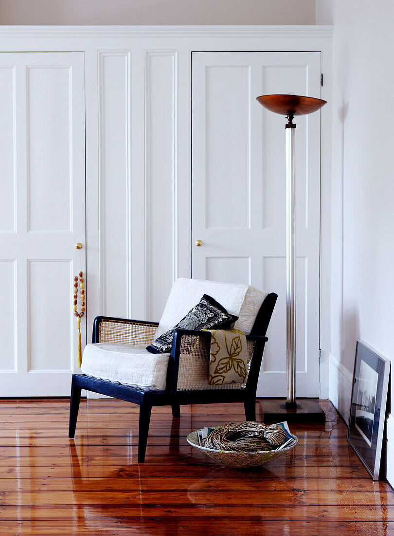 Sessel auf poliertem Holzboden in Londoner Schlafzimmer mit begehbarem Kleiderschrank