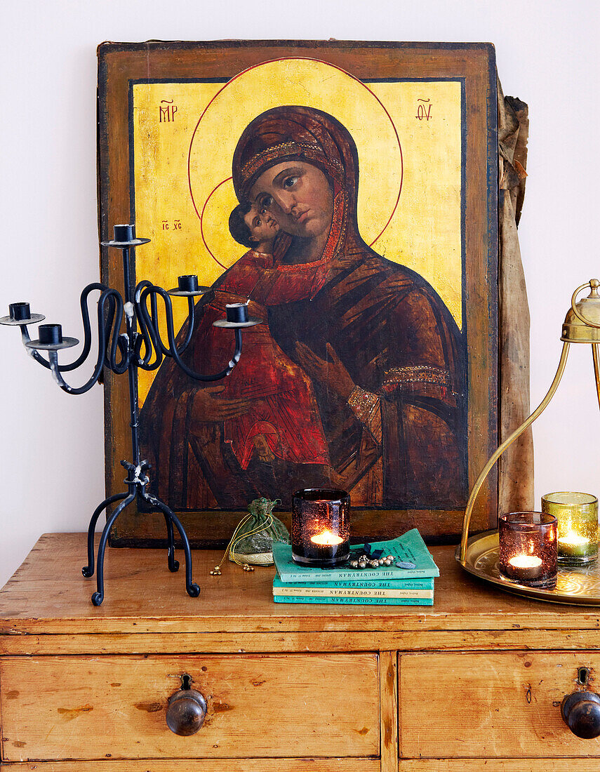 Religiöses Kunstwerk auf einem hölzernen Schubladenset in einem Londoner Haus