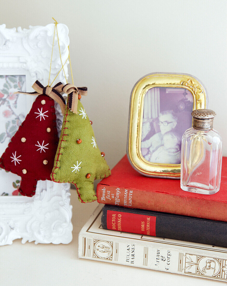 Weihnachtsschmuck und Familienfoto mit Büchern mit festem Einband