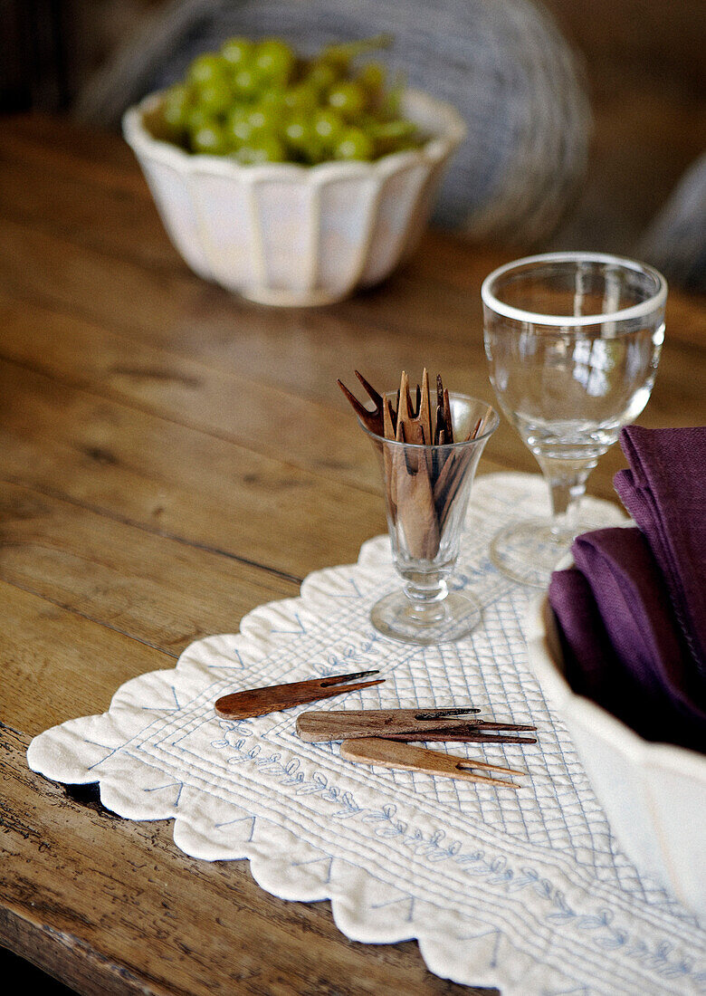 Zahnstocher und Weinglas auf Holztischplatte