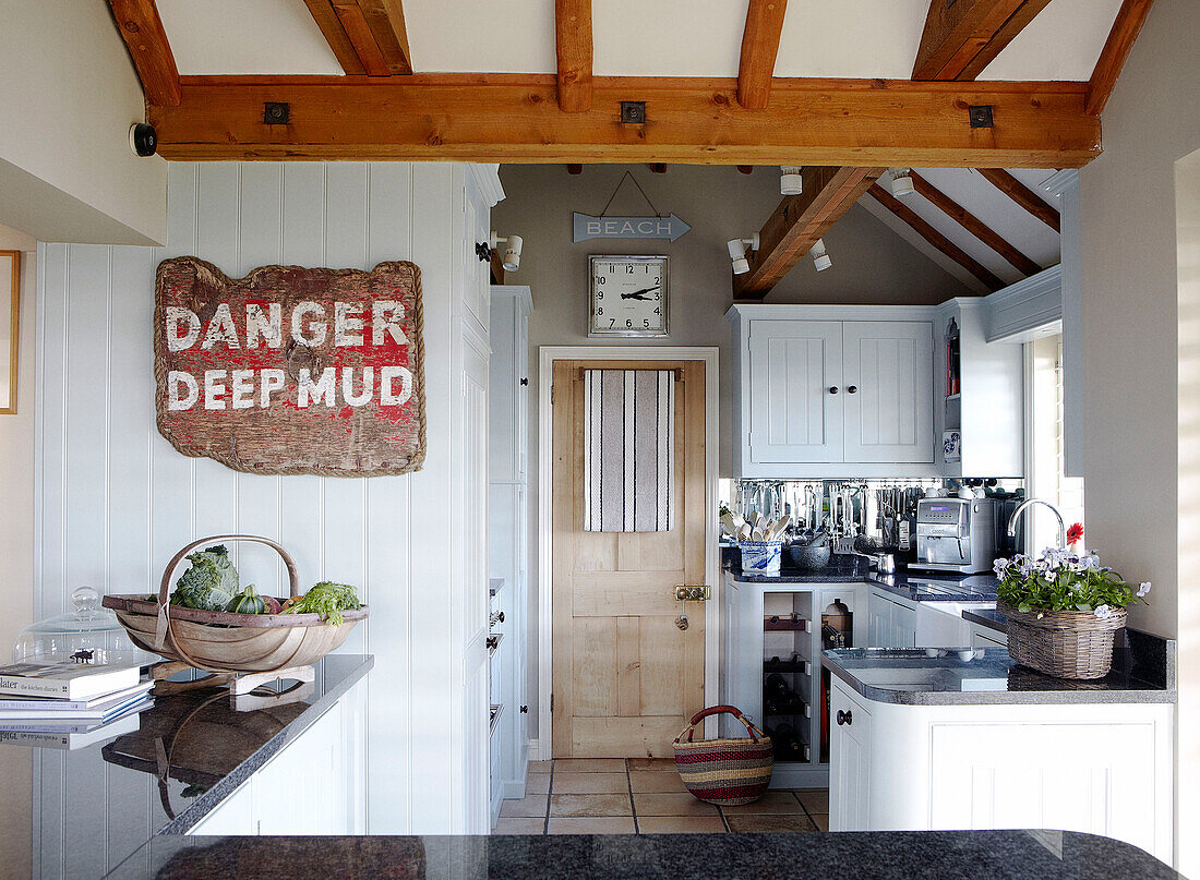 Schild 'Danger Deep Mud' in der Küche eines Hauses in Hampshire, England, UK