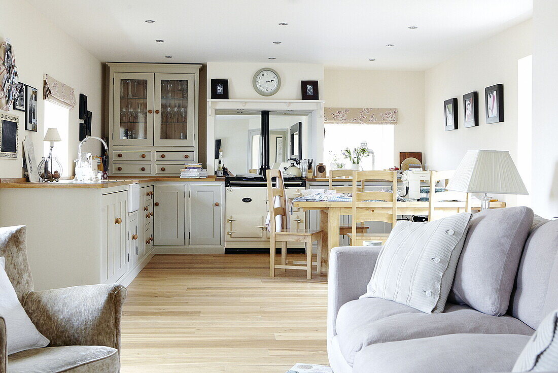 Offene Küche und Wohnzimmer in einem modernen Einfamilienhaus in Durham, England, UK