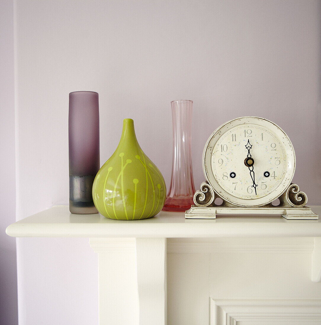 Wecker und Vasen auf dem Kaminsims in einem Haus in Harrogate, Yorkshire, England UK