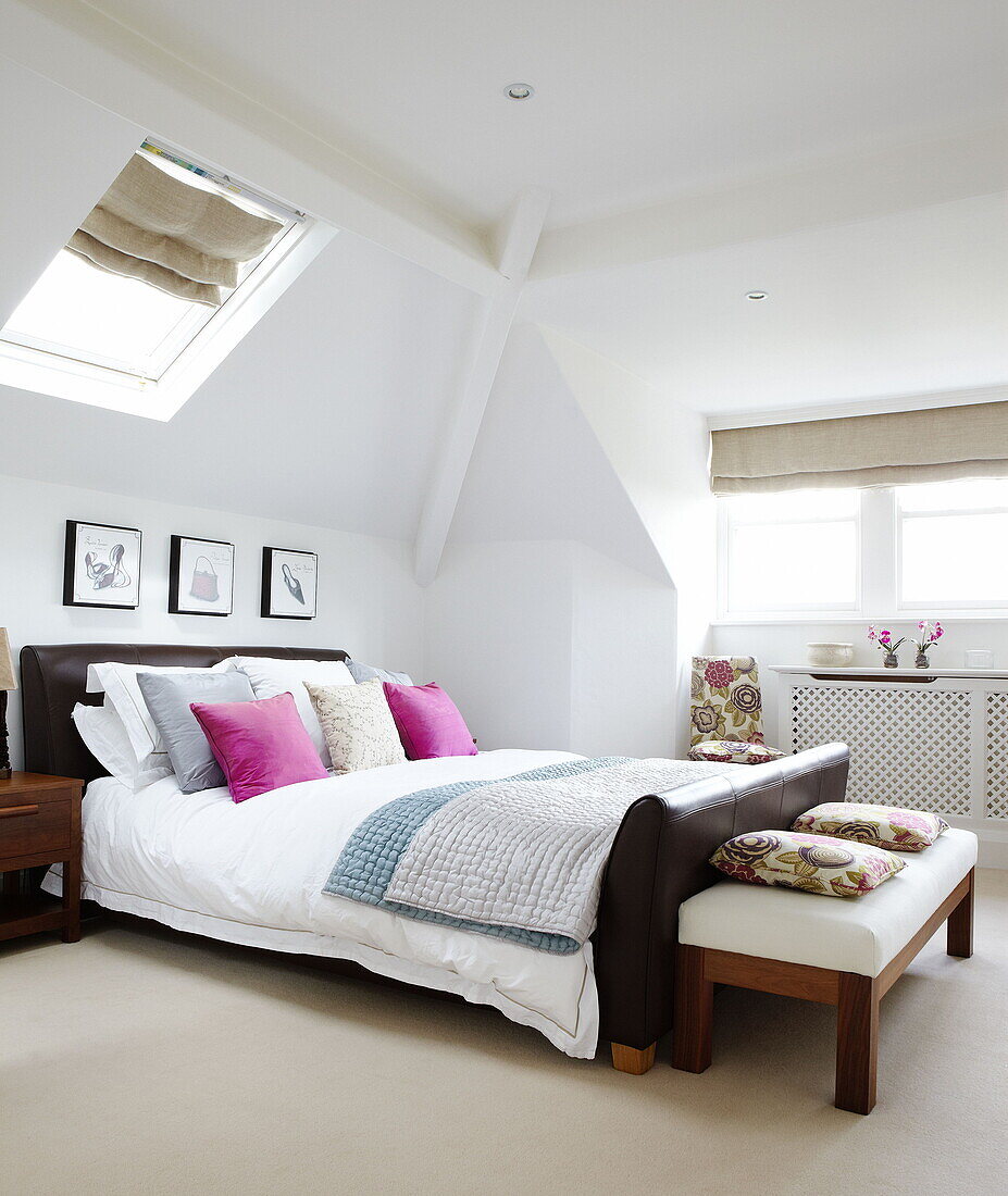 Braunes Lederbett im umgebauten Dachgeschoss eines Hauses in Harrogate Yorkshire England UK