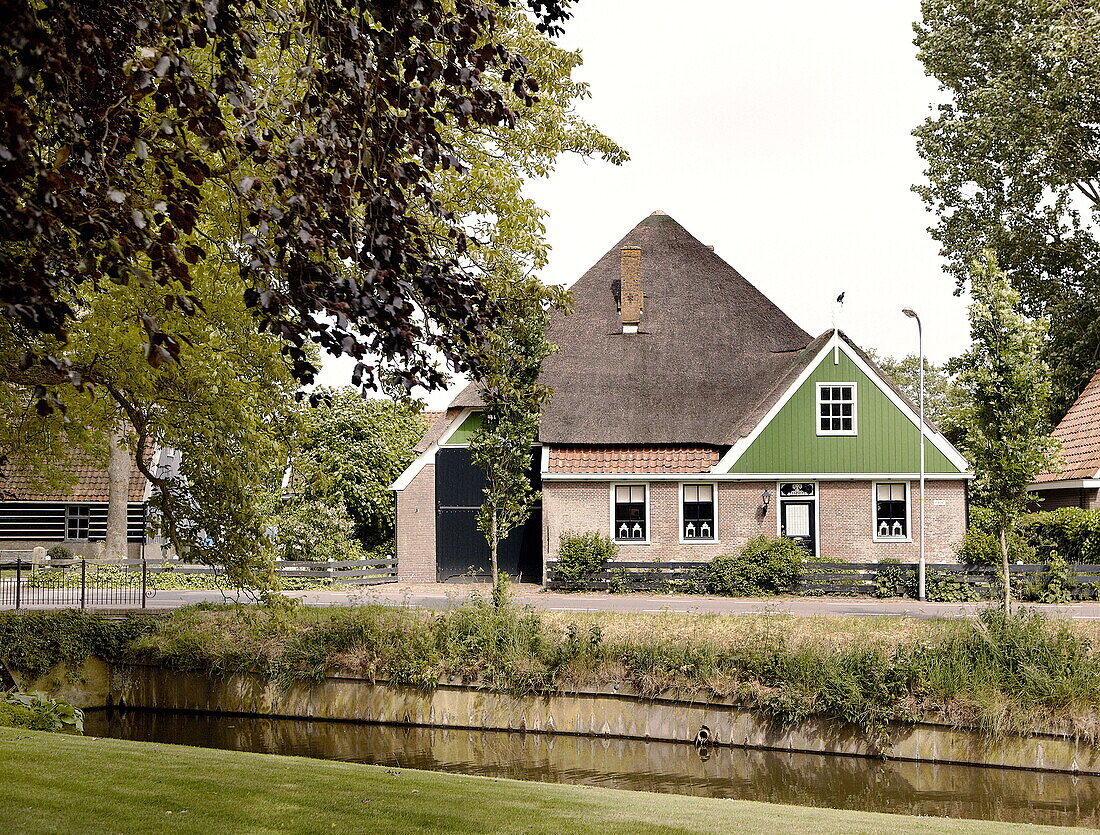 Freistehendes Haus am Kanal in Abbekerk ist eine Stadt in der niederländischen Provinz Nordholland, Gemeinde Medemblik