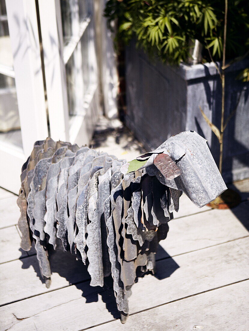 Ungewöhnliche Schafsstatue aus Altmetall in einem Londoner Haus (UK)
