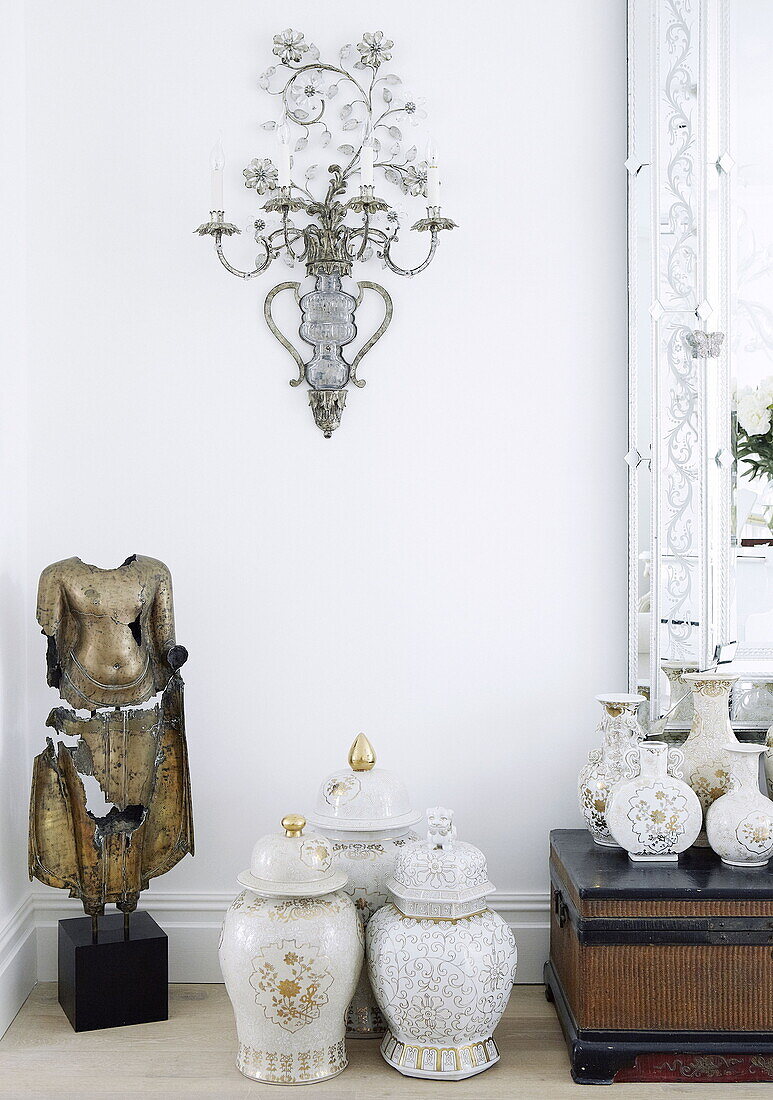 Auswahl an Vasen und verschnörkelten Vintage-Kerzenhaltern in einem Londoner Haus, UK