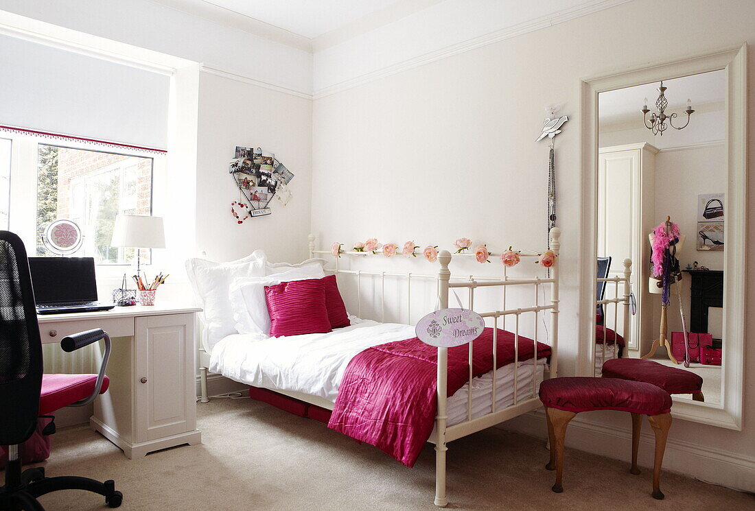 Teenager-Mädchenzimmer mit rosafarbenen Details in einem Familienhaus in Gateshead Tyne and Wear England UK